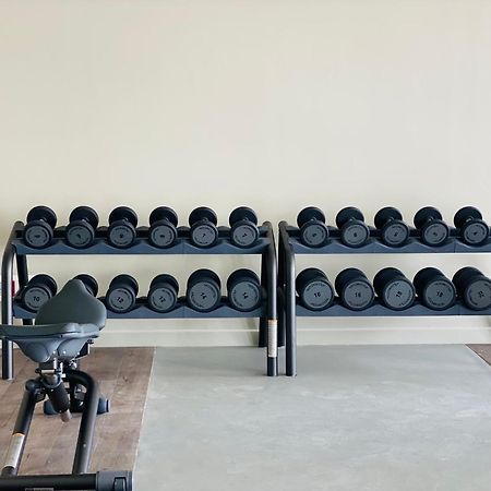 Noom Hotel Abidjan Plateau المظهر الخارجي الصورة Dumbbell rack
