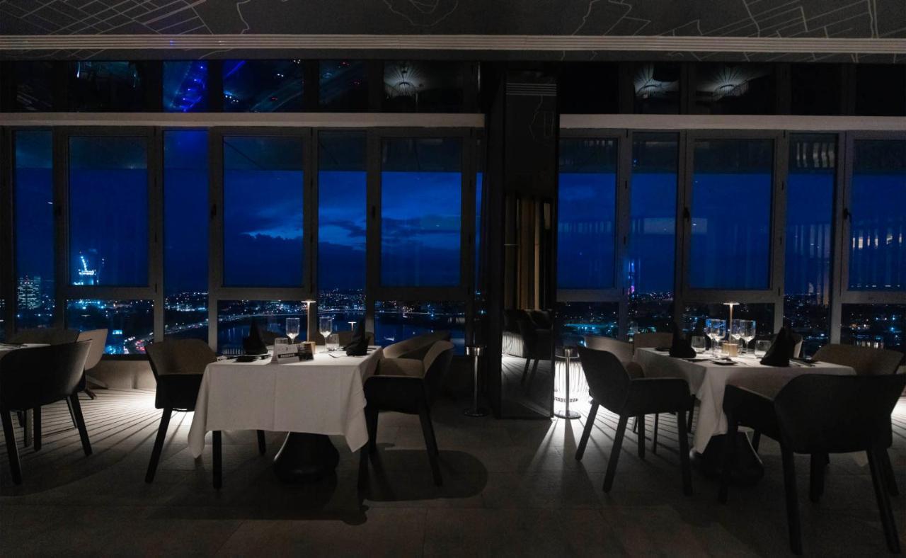Noom Hotel Abidjan Plateau المظهر الخارجي الصورة The interior of the restaurant