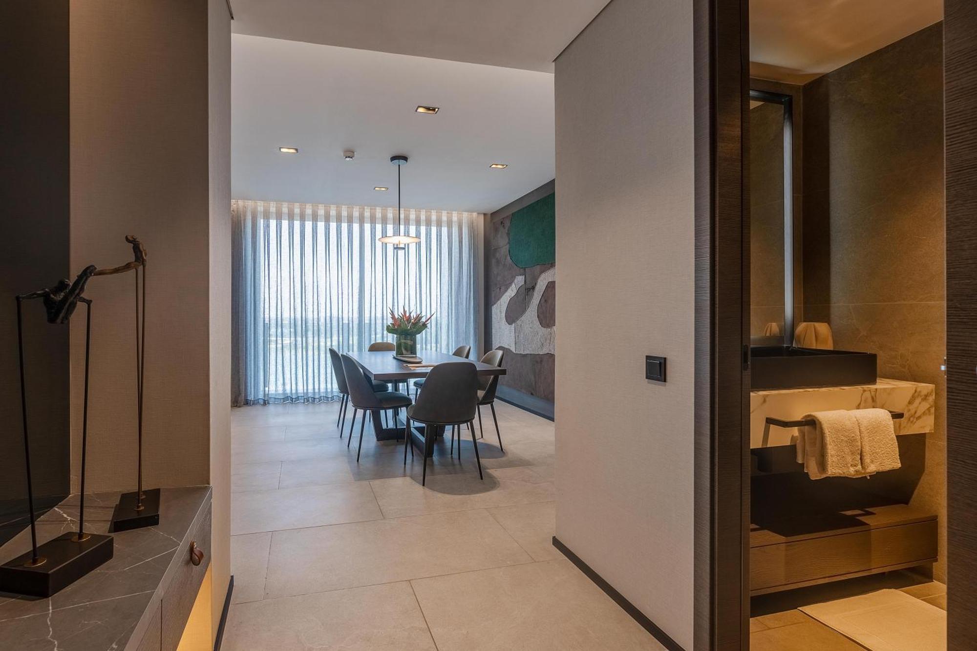 Noom Hotel Abidjan Plateau المظهر الخارجي الصورة Interior of a suite at the hotel