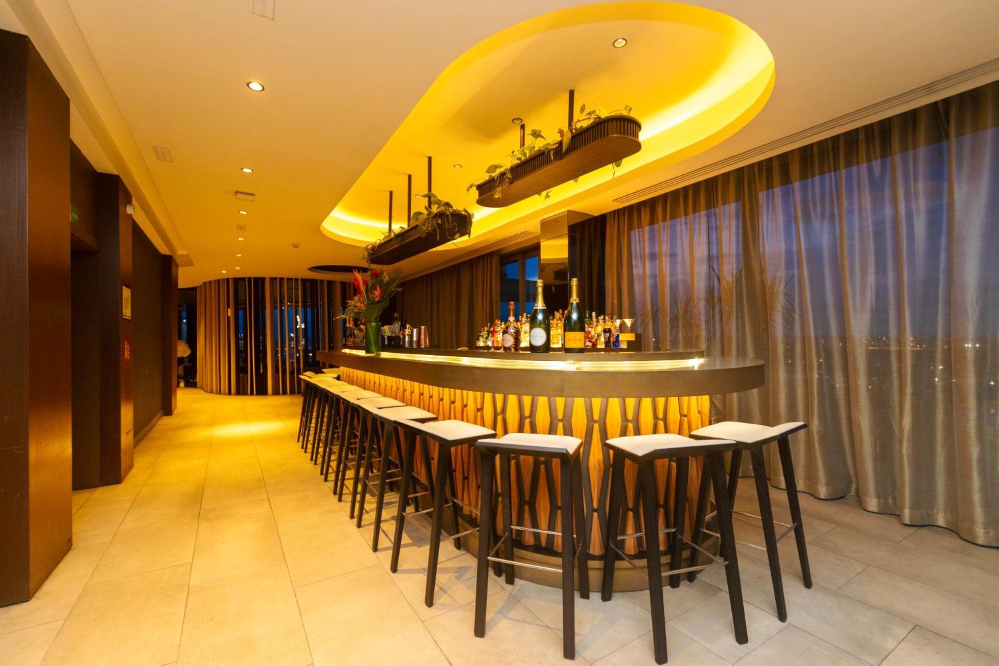 Noom Hotel Abidjan Plateau المظهر الخارجي الصورة The bar at the Sky Bar