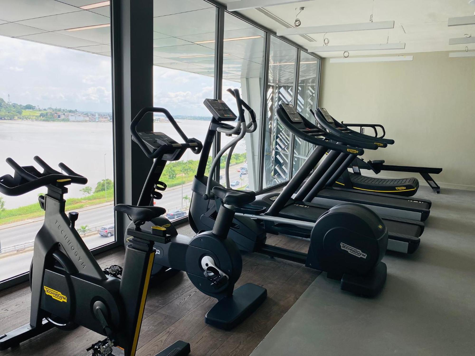 Noom Hotel Abidjan Plateau المظهر الخارجي الصورة The gym at the hotel