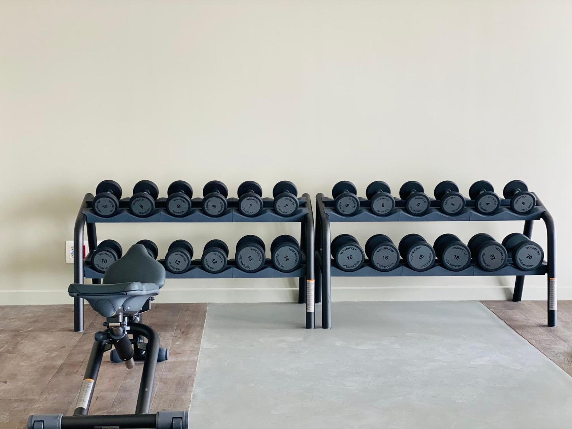 Noom Hotel Abidjan Plateau المظهر الخارجي الصورة Dumbbell rack