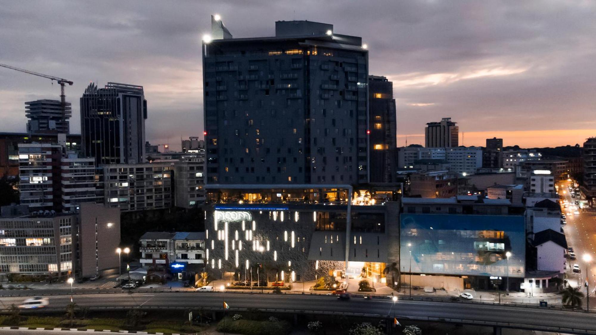 Noom Hotel Abidjan Plateau المظهر الخارجي الصورة The hotel at night