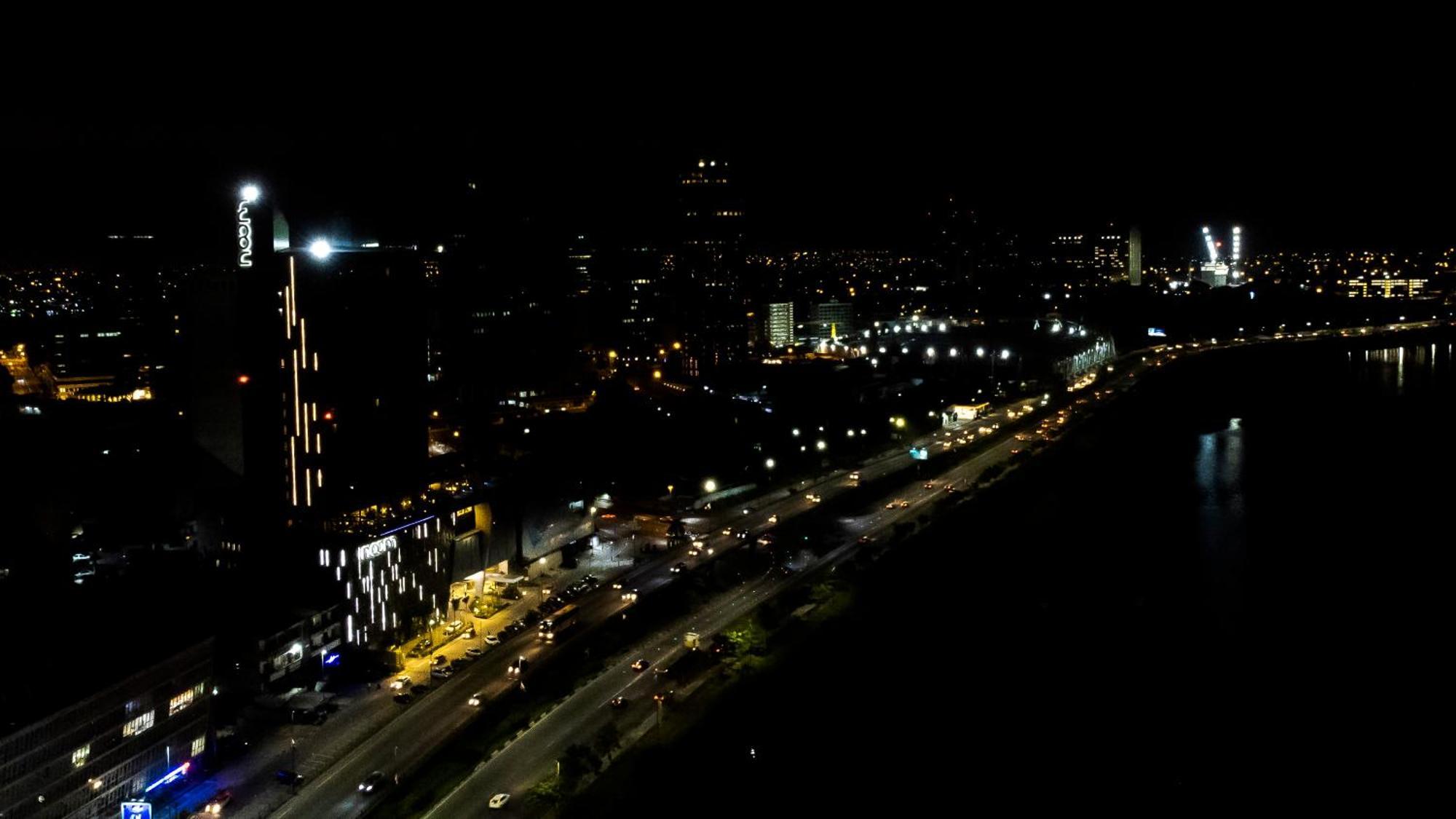 Noom Hotel Abidjan Plateau المظهر الخارجي الصورة Night view of the city