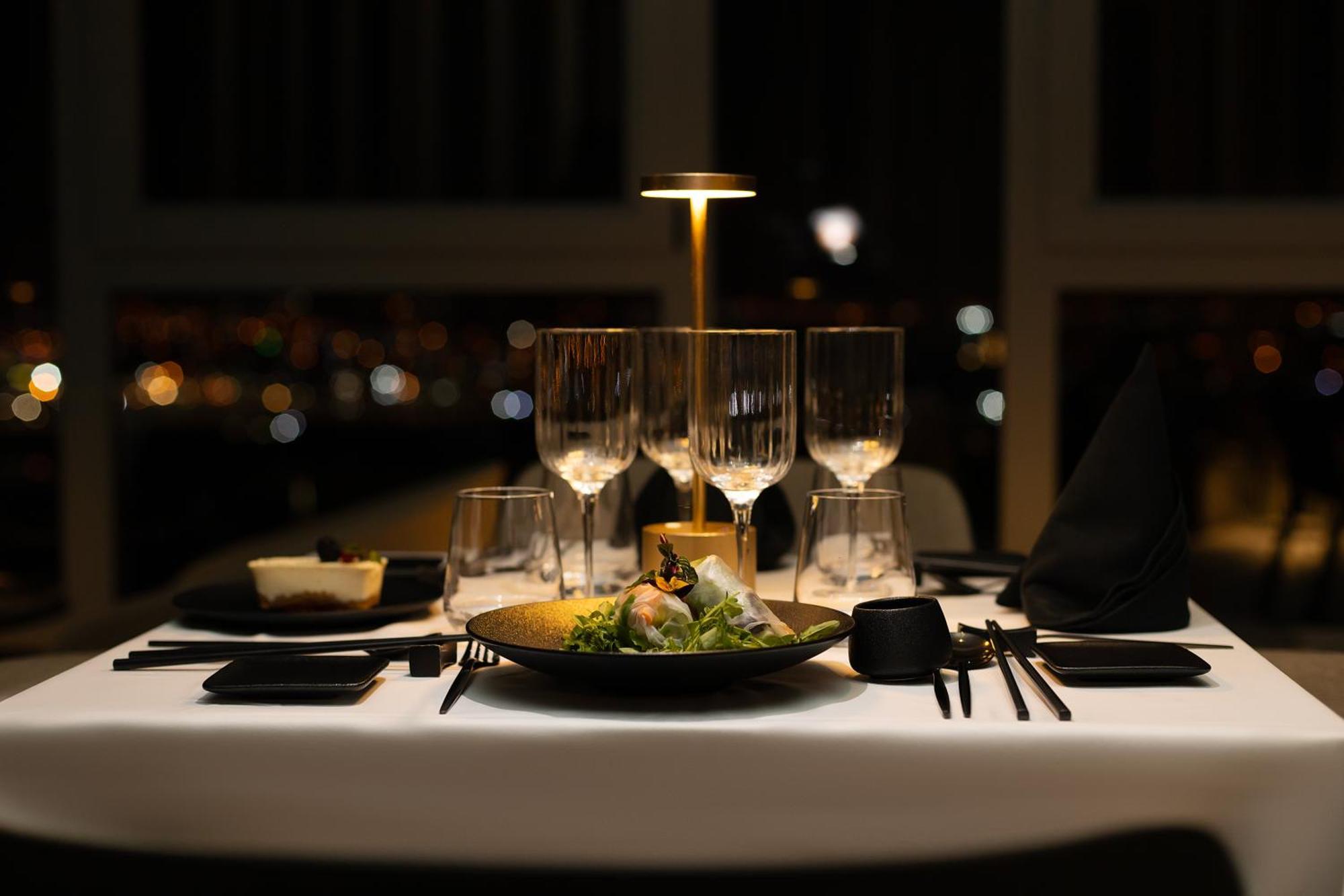 Noom Hotel Abidjan Plateau المظهر الخارجي الصورة Table setting at the restaurant